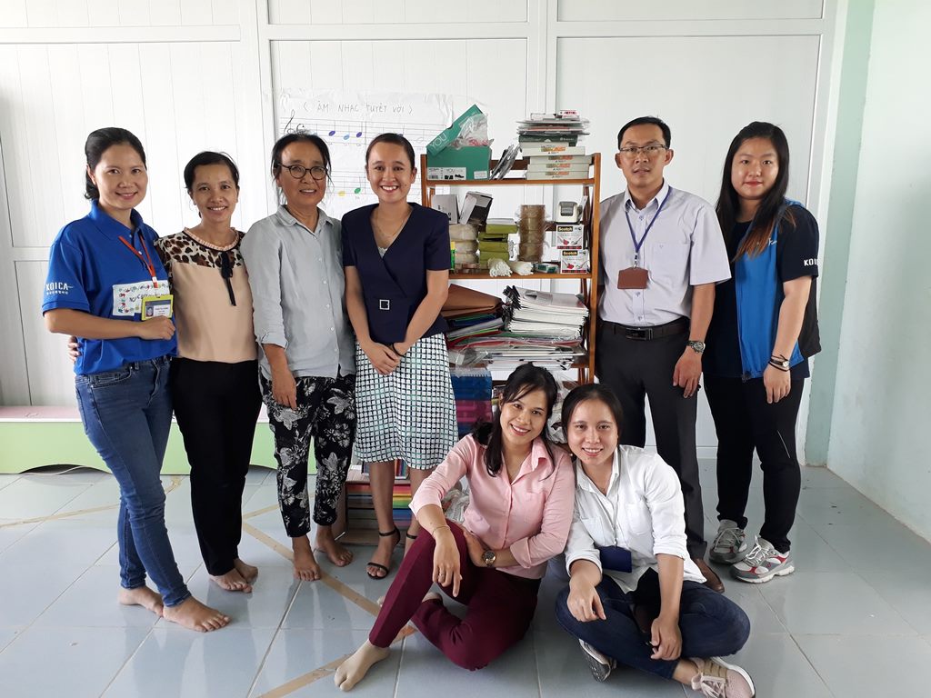 Tình Nguyện viên KOICA tổ chức trao tặng một số văn phòng phẩm cho cán bộ, giáo viên Trung tâm Hỗ trợ phát triển giáo dục hòa nhập tỉnh Ninh Thuận.